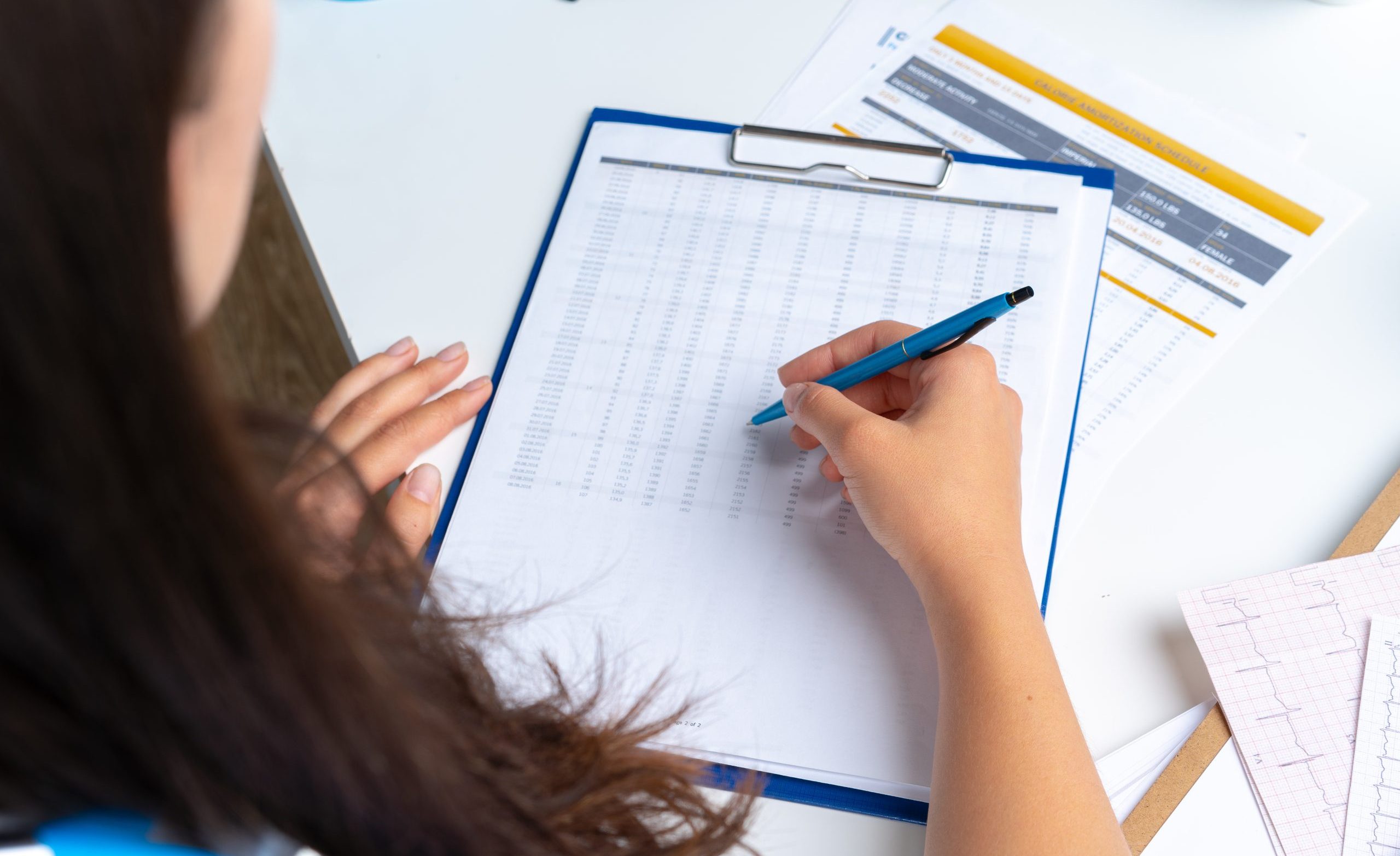 Femme remplissant un document