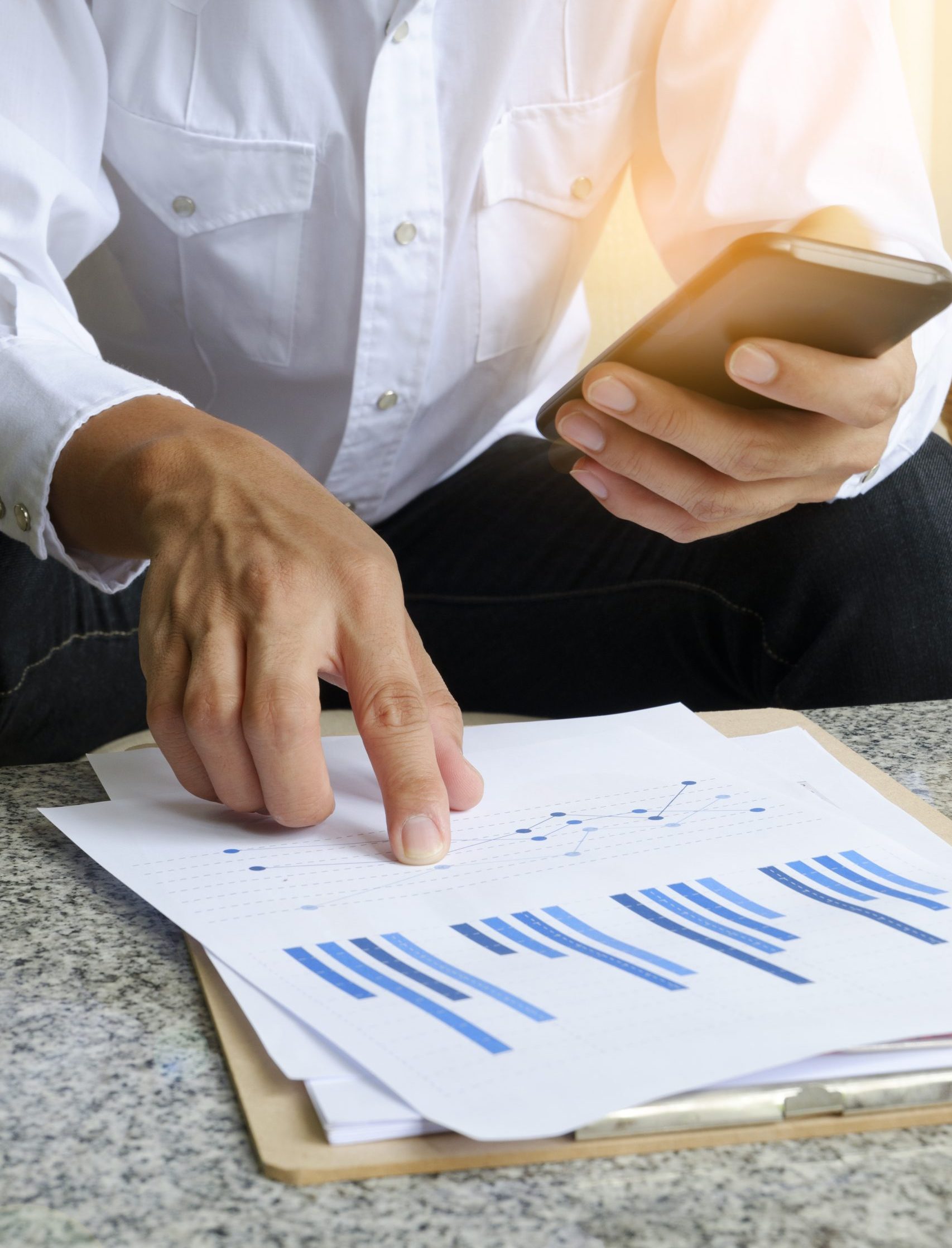 Homme regardant graphique financier